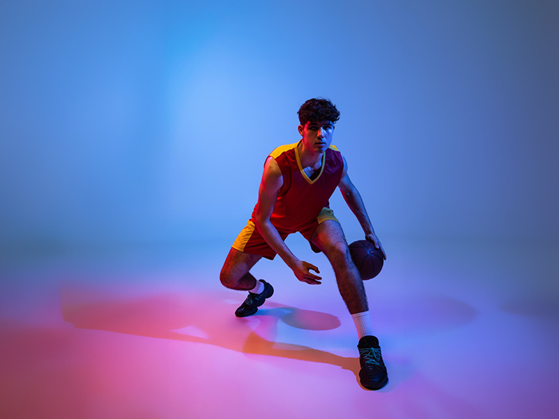 甚至后撤步三分！进入NBA以前”瘦弱”的字母哥是什么样的